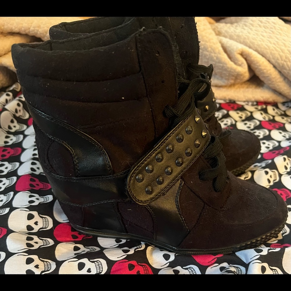 Wedged sneakers